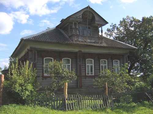 Русский тип дома с трёхскатной крышей.